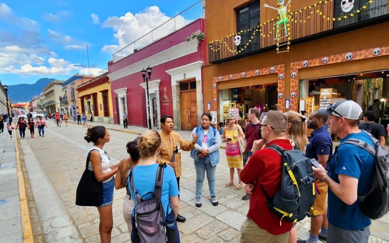 XMNR students on a walking tour through the city of Oaxaca